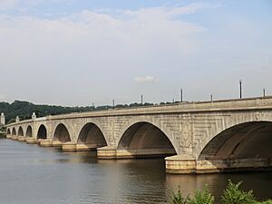 Archivo:Arlington Memorial Bridge - July 2012 - 2