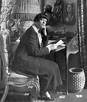 Archivo:Asta Nielsen in ihrer Berliner Wohnung, 1925, Bildausschnitt