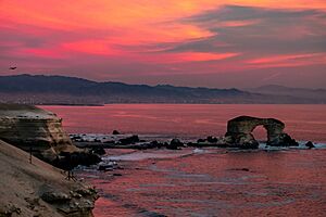 Archivo:Atardecer en Monumento Natural La Portada