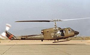 Archivo:Bell 214, Oman 1982