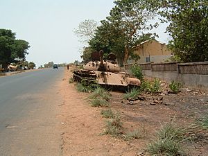 Archivo:Bissau - Abandoned tank