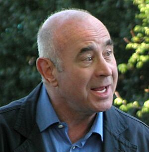 Archivo:Bob hoskins filming ruby blue cropped