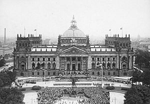 Archivo:Bundesarchiv Bild 102-03034, Berlin, Verfassungsfeier vor dem Reichstag