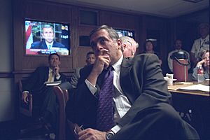 Archivo:CIA Director George Tenet Listens to President Bush's Address in the President's Emergency Operations Center (PEOC)