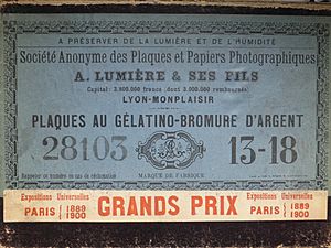 Archivo:Caja de placas secas al gelatino-bromuro de plata, marca Lumière, hacia 1900, Fototeca del IPCE, Madrid, España