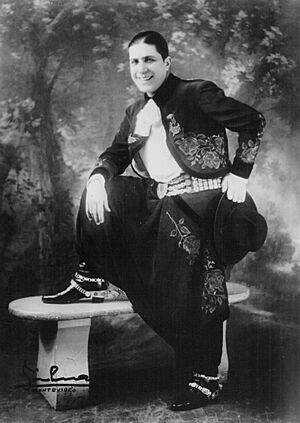 Archivo:Carlos Gardel en París, año 1923