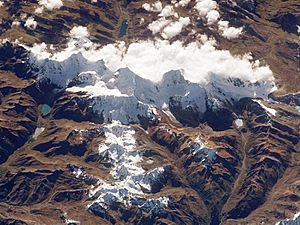 Archivo:Cordillera Huayhuash from space