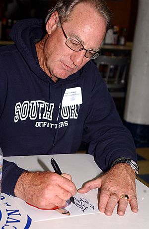 Archivo:Craig T Nelson signs autographs