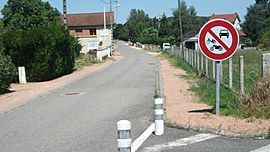 Creuzier-le-Neuf - Rue interdite à tous les véhicules à moteur.jpg
