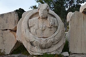 Archivo:Cuirassed bust of Marcus Aurelius, Eleusis (13945732075)