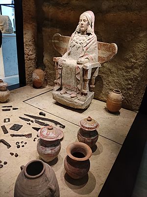 Archivo:Dama de Baza y ajuar de la tumba 155 de la necrópolis de Basti