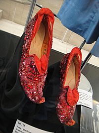 Archivo:Debbie Reynolds Auction - Judy Garland "Dorothy Gale" Arabian-pattern test "Ruby Slippers" from "The Wizard of Oz"