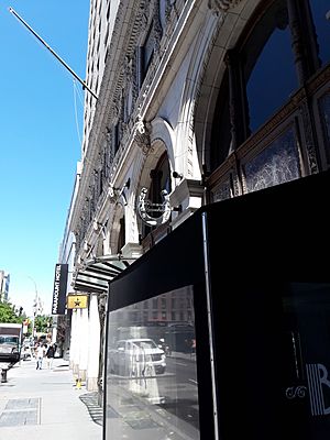 Archivo:Diamond Horseshoe sign 2