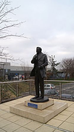 Archivo:Don Revie statue, Elland Road (20th February 2013) 001