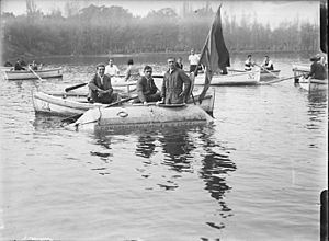 Archivo:El inventor Adrián Álvarez en el Lago de la Casa de Campo - 1932