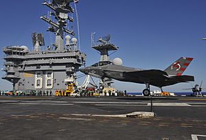 Archivo:F-35C landing on USS Nimitz (CVN-68) in November 2014 (01)