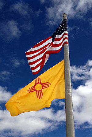 Archivo:Flags flying, U.S. and New Mexico, February 2014