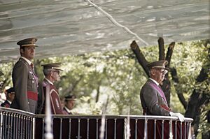 Archivo:Generaal Franco (rechts) en Prins Juan Carlos, Bestanddeelnr 254-9762