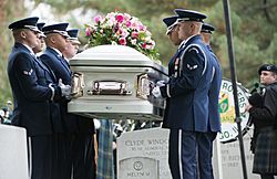 Archivo:Graveside service of Maureen Fitzsimons Blair, also known as Maureen O’Hara, in Arlington National Cemetery (22915352981)