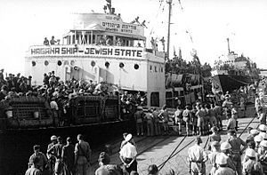 Archivo:Hagana Ship - Jewish State at Haifa Port (1947)