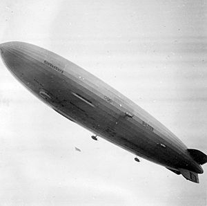 Archivo:Hindenburg D-LZ129 léghajó a Berlini Olimpia idején. Fortepan 17447