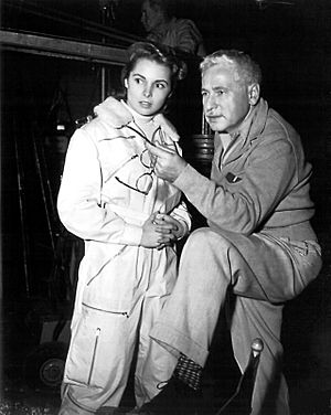 Archivo:Jet Pilot (film) 1951. Josef von Sternberg, director. On set publicity photo, Janet Leigh, Sternberg