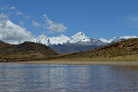 Archivo:Laguna Antacocha con los nevados Cashan, Rurec, Huantsán y Shacsha 2