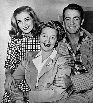 Archivo:Lizabeth Scott, Hedda Hopper, and Mark Stevens, 1946