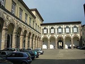 Archivo:Lucca, palazzo ducale, cortile 11