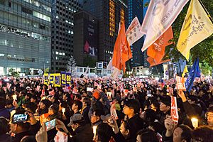Archivo:Mass protest in Cheonggye Plaza 02