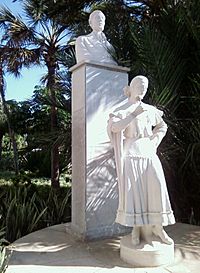 Archivo:Monumento a Arturo Reyes