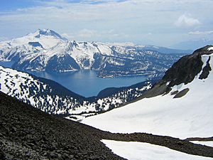 Archivo:Mount Garibaldi and Garibaldi Lake from 2150 meters