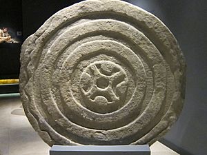 Archivo:Museum of Prehistory and Archaeology of Cantabria 30 - Second Stele from Lombera (Obverse)