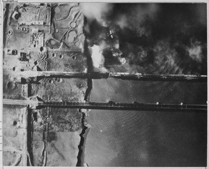Archivo:Navy AD-3 dive bomber pulls out of dive after dropping a 2000 pound bomb on Korean side of a bridge crossing the Yalu... - NARA - 520776