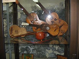 Archivo:Old handmade guitars, which are being displayed at the Plateau Museum. One of a kind and most probably extremely valuable