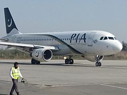 Archivo:Pakistan International Airlines Airbus A320-214 AP-BLD (2)