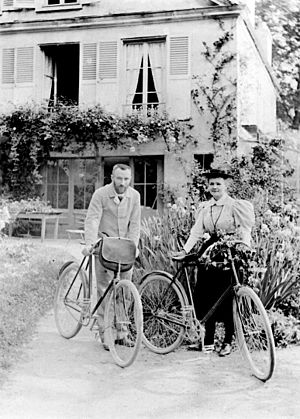 Archivo:Pierre et Marie Curie devant leur maison de Sceaux en 1895