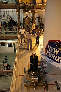 Archivo:RTG before its installation on New Horizons