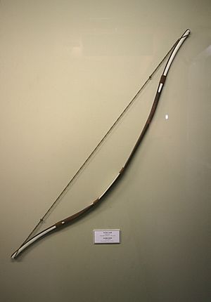Archivo:Reproduction Hunnu bow - National Museum of Mongolian History