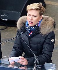 Archivo:Scarlett Johansson at Women's March on Washington (cropped)