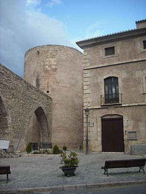 Archivo:Segorbe. Torre del Botxí y acueducto 2