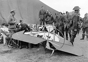 Archivo:The remains of Baron von Richthofen's Fokker Dr.I triplane at the aerodrome of No. 3 Squadron of the Australian Flying Corps at Bertangles, Somme, Picardie (France) (12320837743)