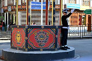 Archivo:Traffic policeman, Thimphu (2014-12-07)