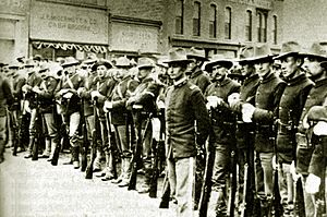 Archivo:Troops on S Front St Rock Springs WY 1885