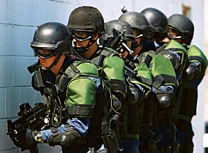 Archivo:US Customs and Border Protection officers