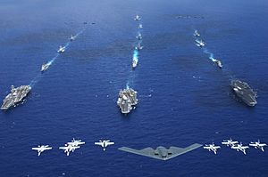 Archivo:US Navy 060618-N-8492C-212 An Air Force B-2 bomber along with other aircrafts from the Air Force, Navy and Marine Corps fly over the Kitty Hawk, Ronald Reagan and Abraham Lincoln Carrier Strike groups