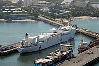 Archivo:US Navy 070730-N-8704K-053 Hospital ship USNS Comfort (T-AH 20) is moored in Acajutla, El Salvador, during a scheduled port visit