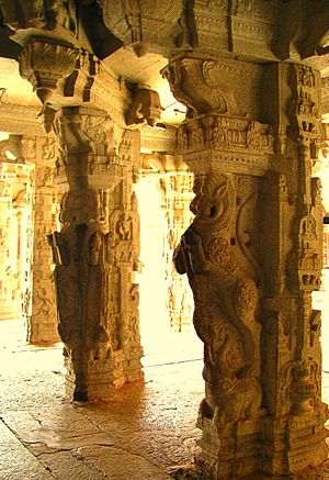 Archivo:Vitthal Temple pillars