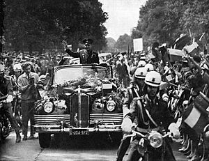 Archivo:Yuri Gagarin welcome Warsaw 1961