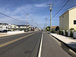 2018-10-04 12 13 30 View north along Ocean County Route 607 (Long Beach Boulevard) between South Second Street and South First Street in Surf City, Ocean County, New Jersey.jpg
